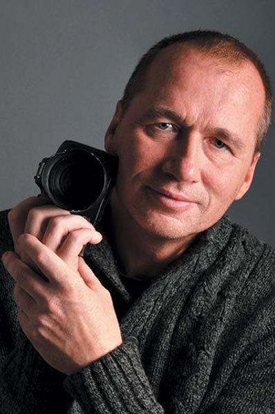 Matthias Walther, Fotograf und Inhaber von Das Fotostudio Berlin, mit Kamera