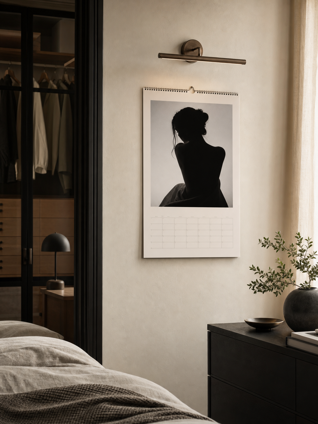A3-Wandkalender in einem ruhig eingerichteten Schlafzimmer