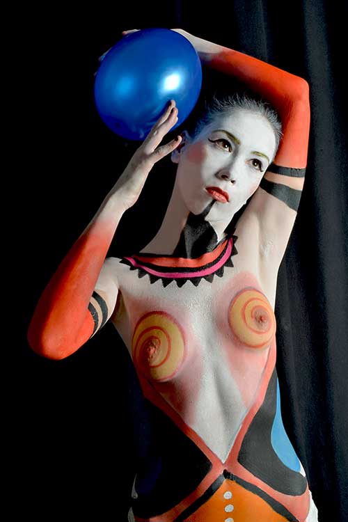 Freies Bodypainting mit grafischen Farbflächen