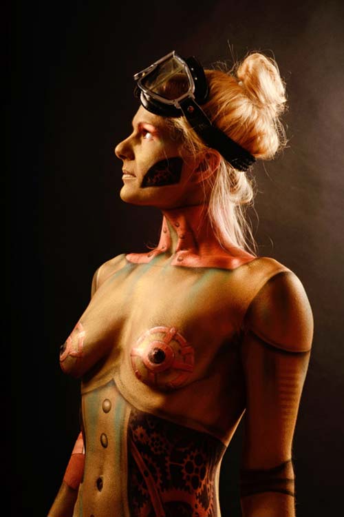 Bodypainting mit Fächer und Licht