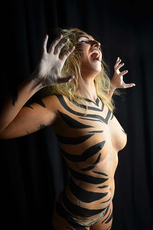 Bodypainting mit Tigermotiv