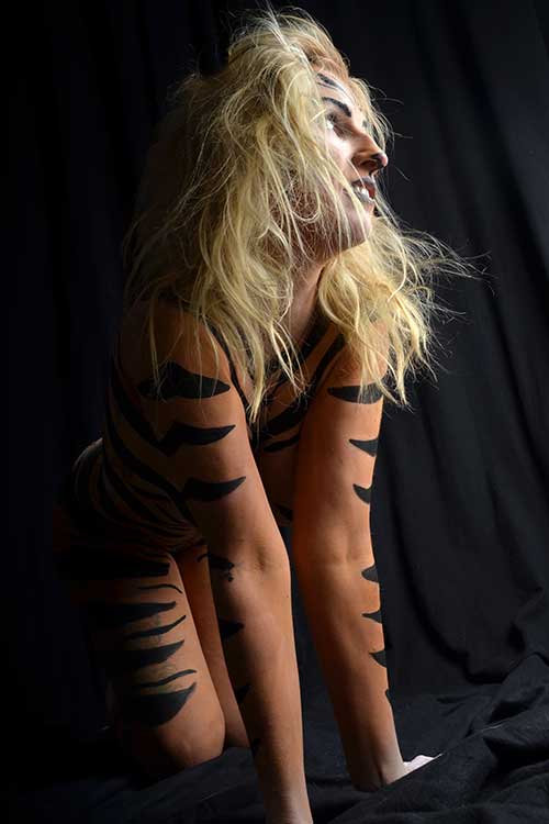 Goldenes Bodypainting als Kalenderbild
